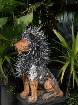 Löwe sitzend aus Teakwurzeln und Aluminium